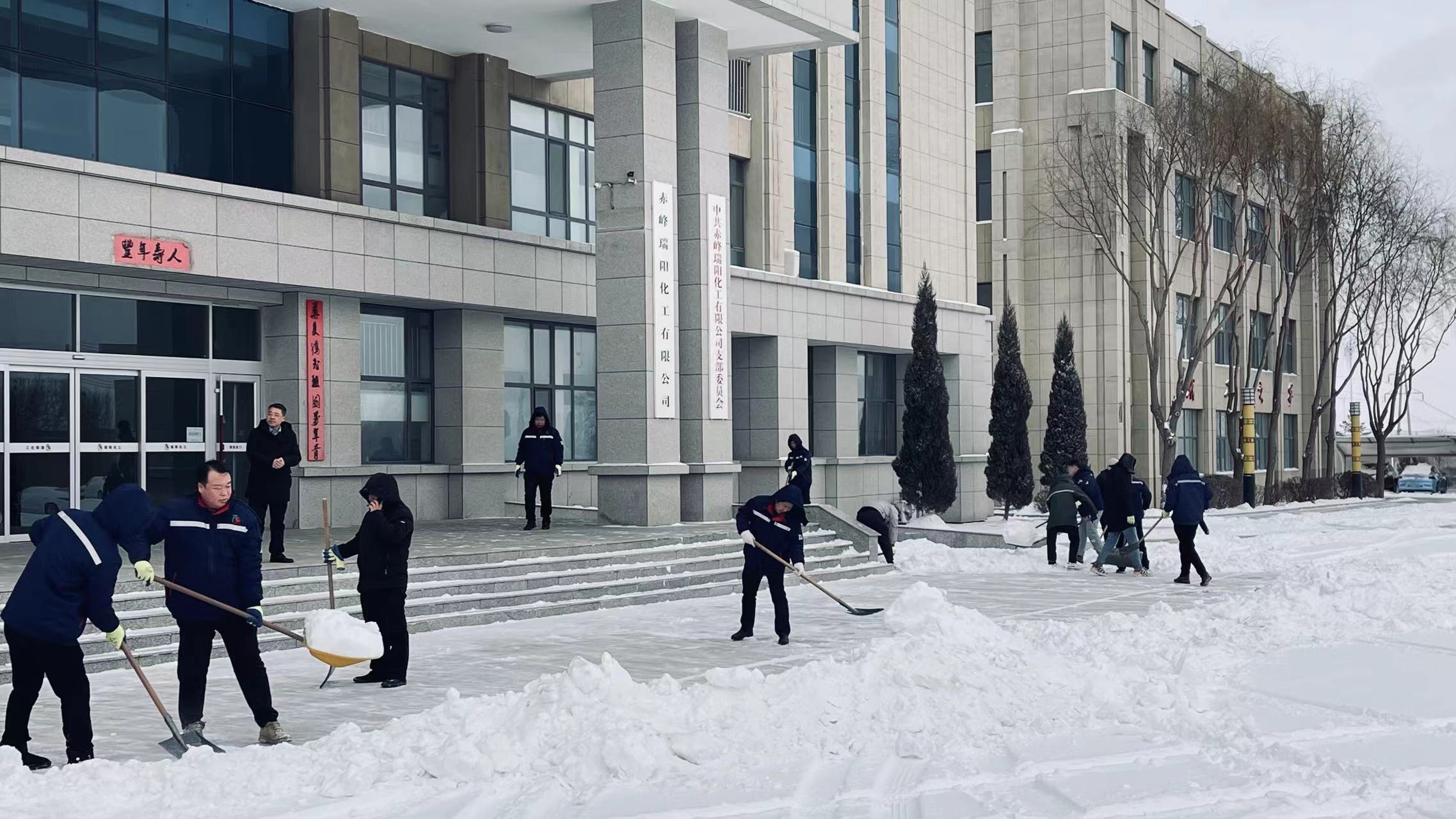 不畏嚴(yán)寒，除雪保安全出行