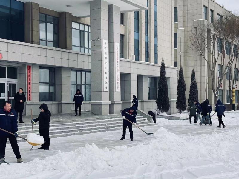 不畏嚴寒，除雪保安全出行